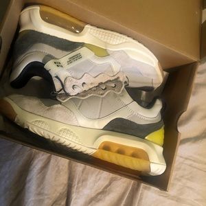 JORDAN MA2 size 9.5. NEW